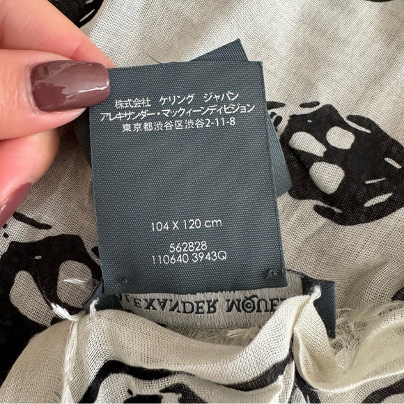 Like new ALEXANDER MCQUEEN SCARF